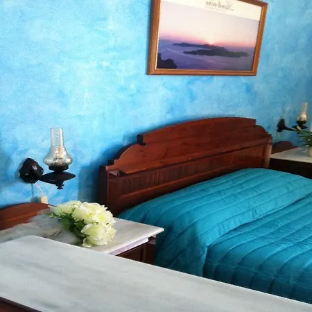 Emmanouela & Aparthotel Karterados (Santorini)
