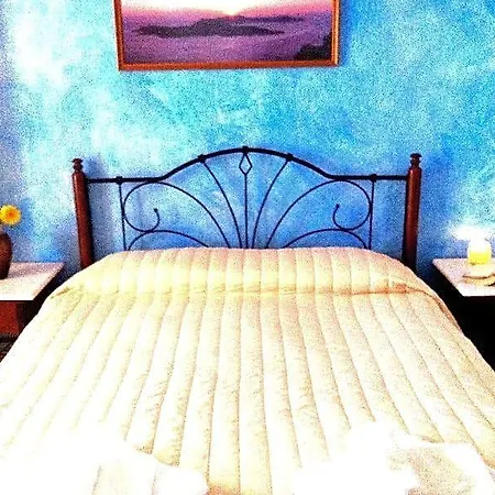 Emmanouela & 3* Karterados (Santorini)