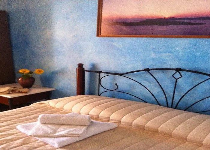 Emmanouela & Aparthotel Karterados (Santorini)